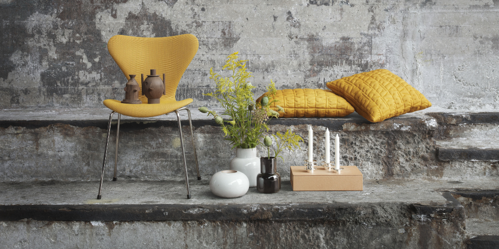 chaise et coussins de la marque Fritz Hansen dans leur déclinaison jaune